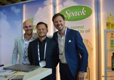 Bij Spack, dat nu onder meer zelf Organic Virgin Coconut Oil in Vietnam produceert: Kevin Overbeeke, Tom Kooper en Patrick Voordijk.